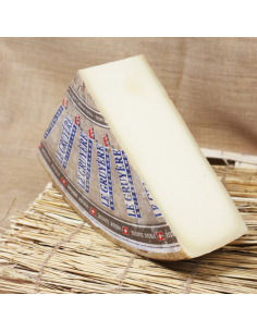 Le Gruyére AOP. Quesoteca cuevas, centro de afinado. Queso de vaca, Queso de Suiza