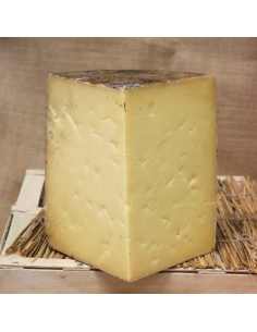 Cheddar isle of mull. Quesoteca cuevas, centro de afinado. Queso de vaca. Quesos de Escocia